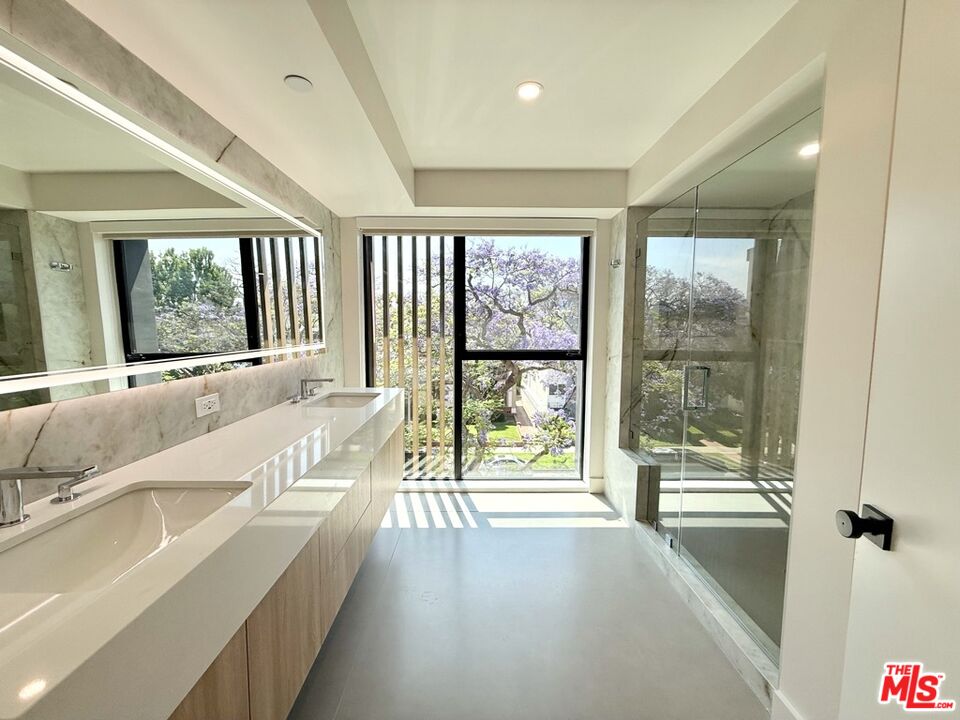 350 N Palm Dr Unit: 401