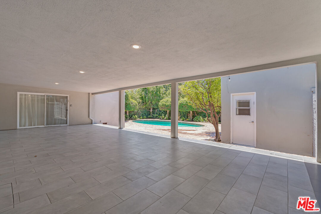 621 N Bedford Dr