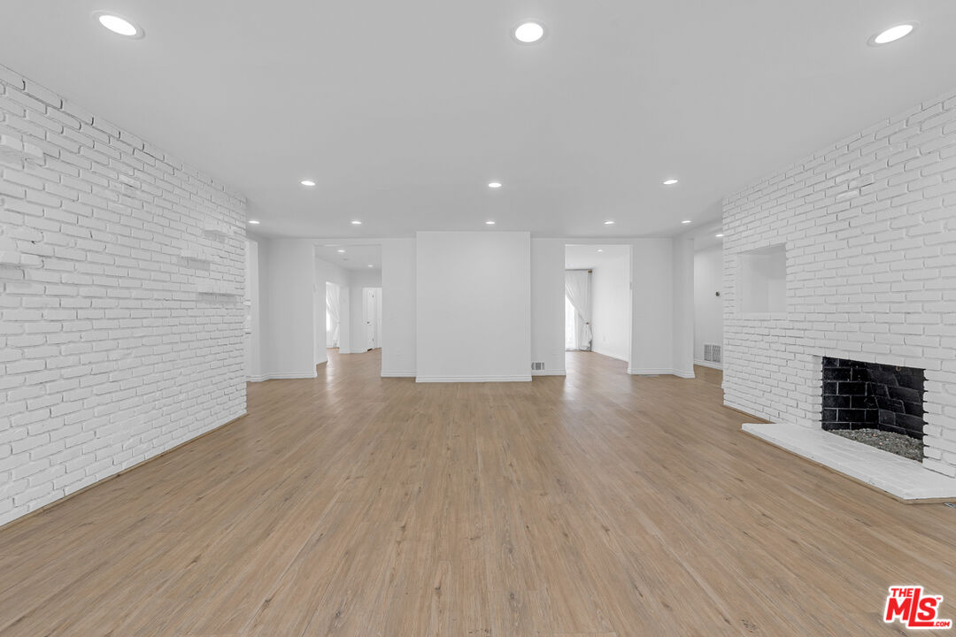 621 N Bedford Dr