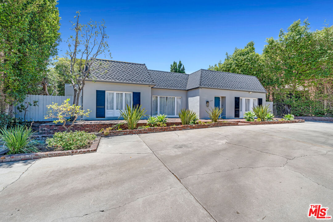 621 N Bedford Dr