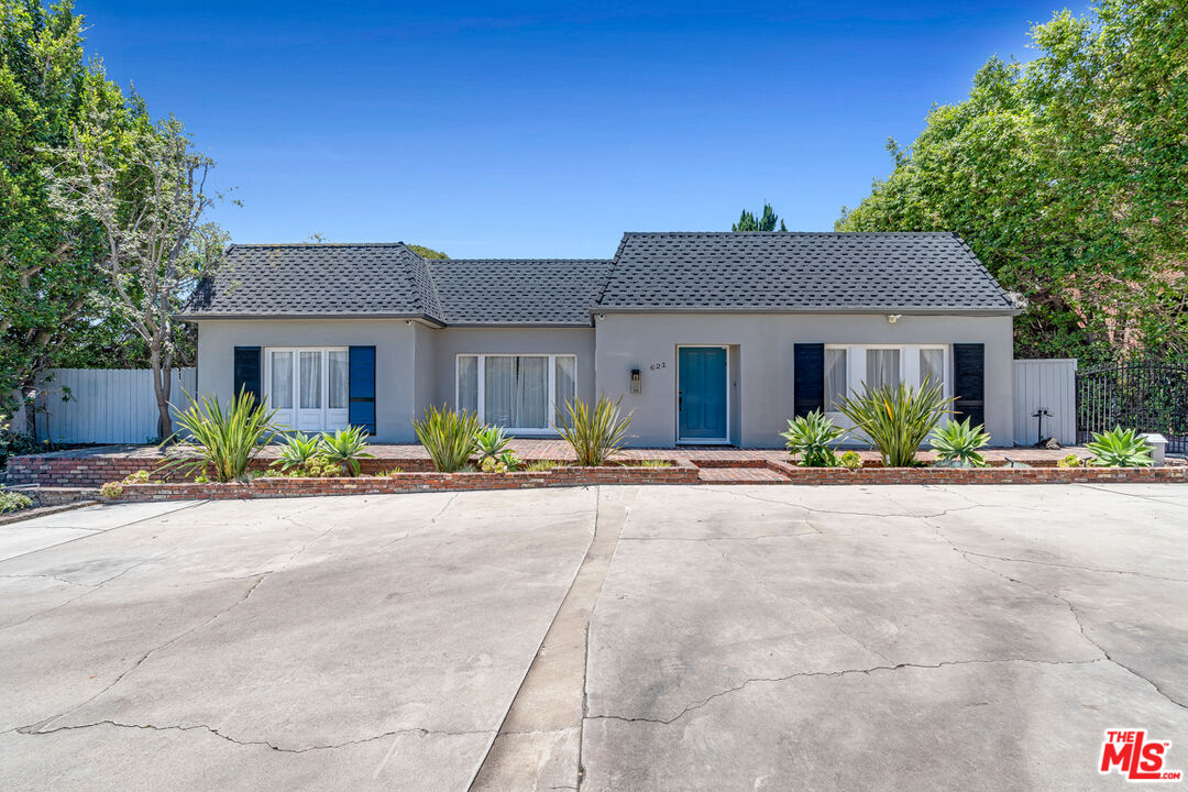 621 N Bedford Dr