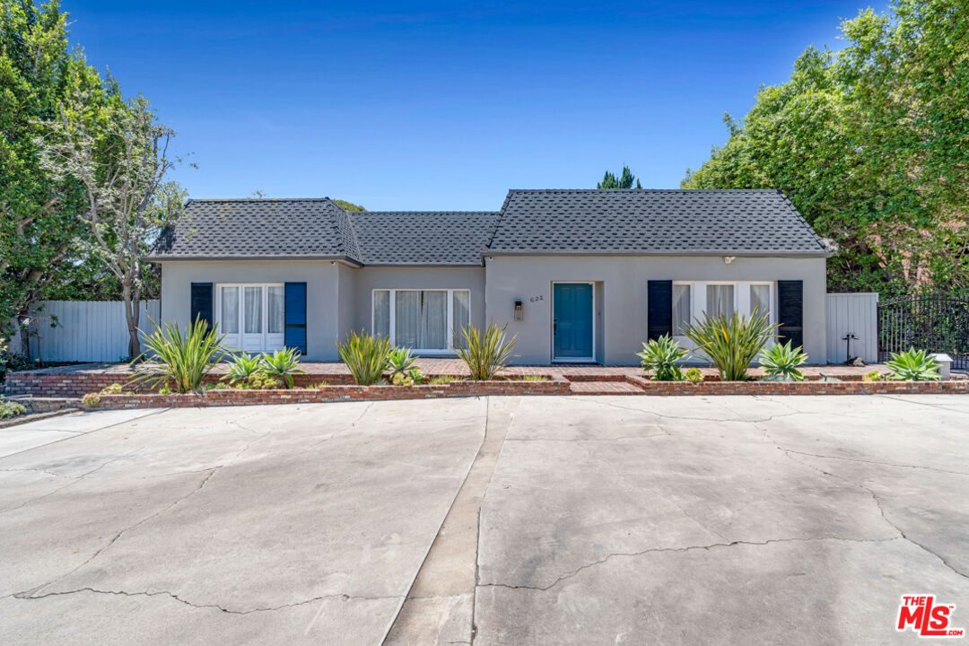 621 N Bedford Dr