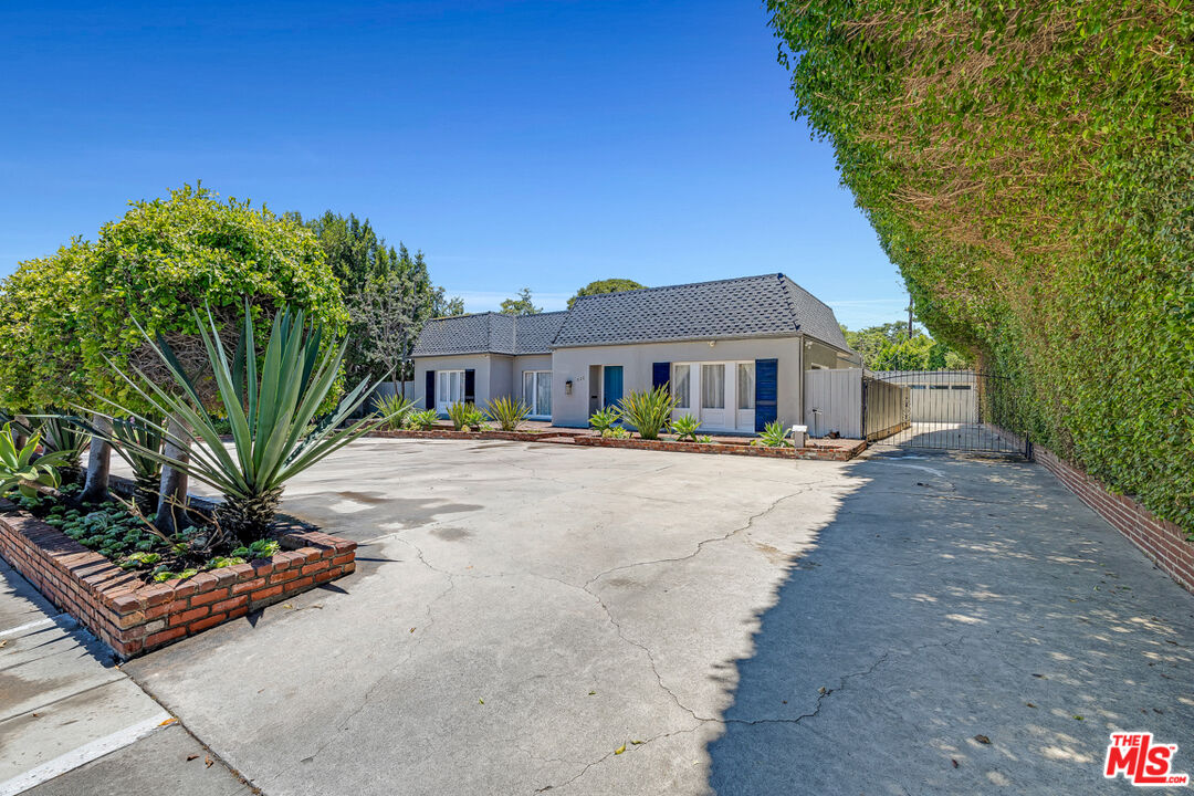 621 N Bedford Dr