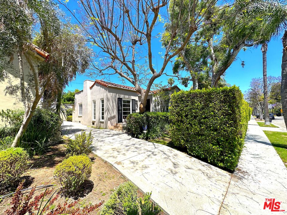 9019 Rosewood Ave