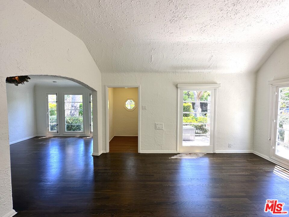 9019 Rosewood Ave