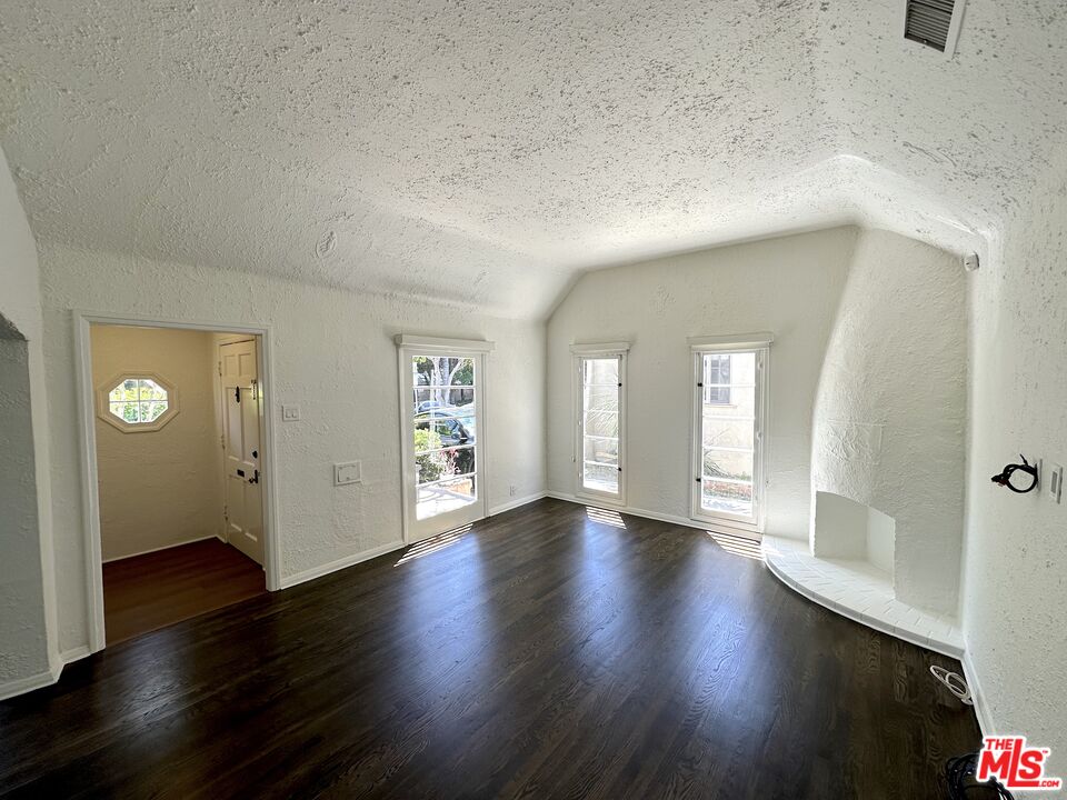 9019 Rosewood Ave