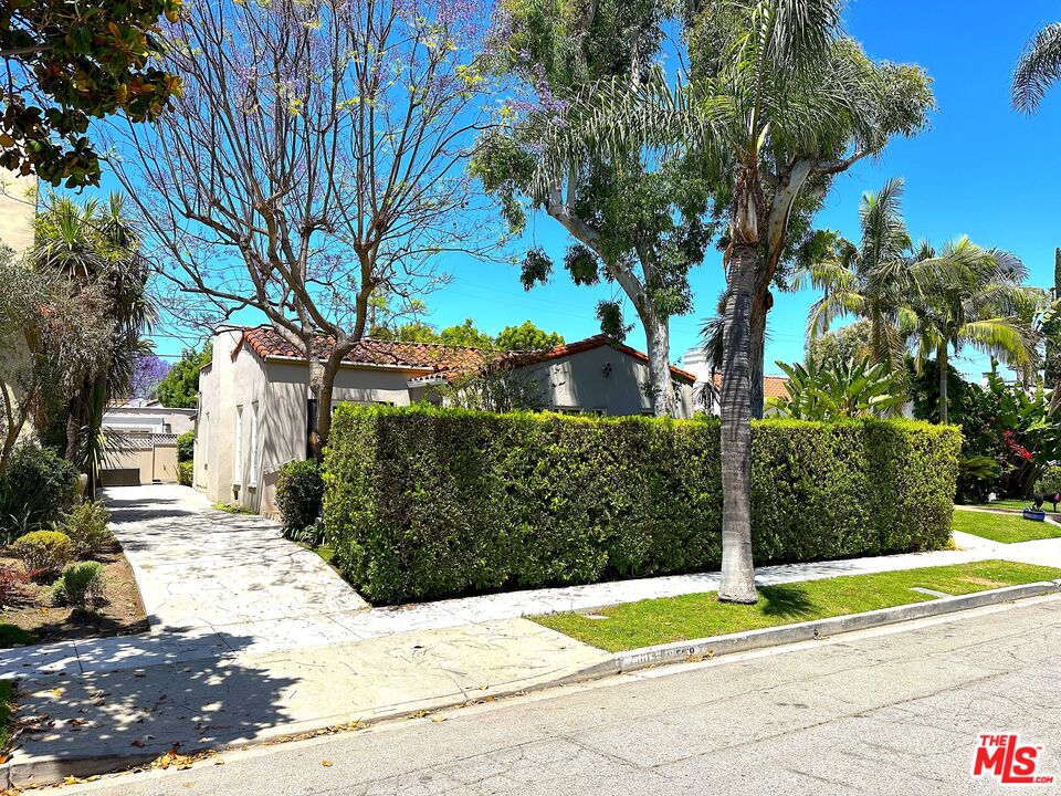 9019 Rosewood Ave
