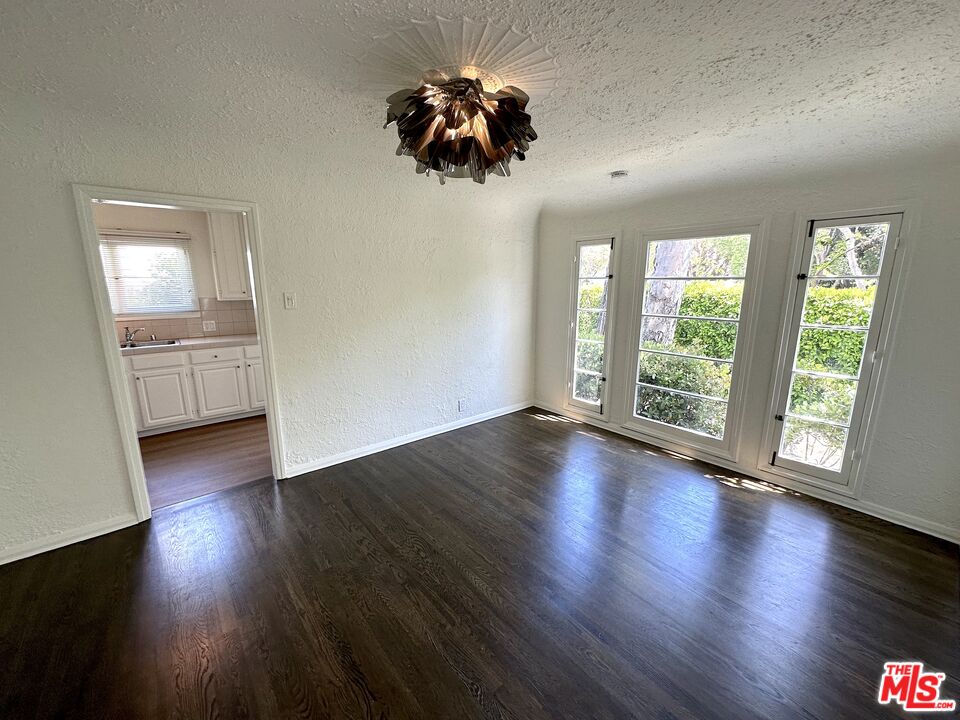 9019 Rosewood Ave