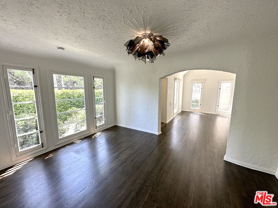 9019 Rosewood Ave