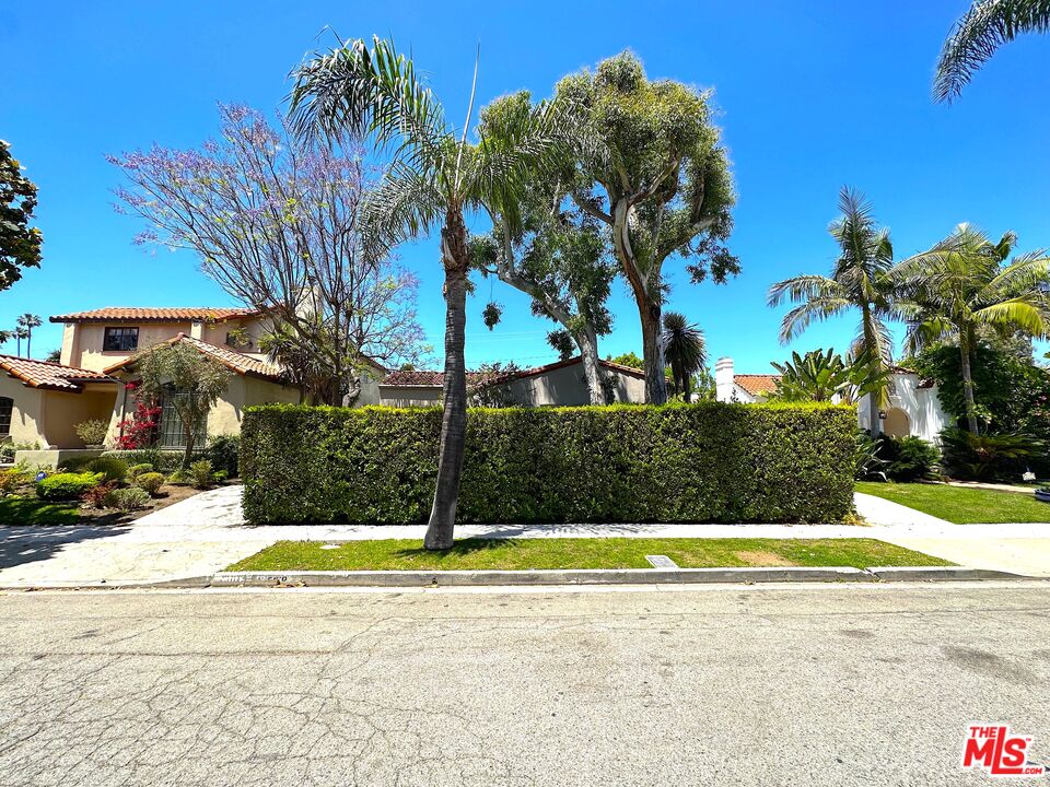 9019 Rosewood Ave