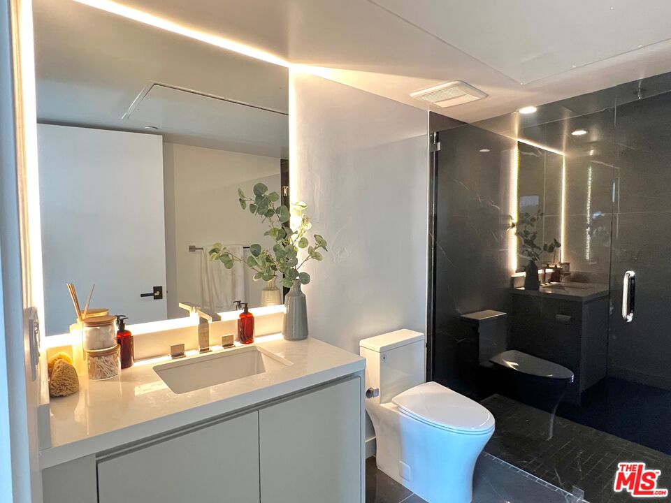 1017 N Croft Ave Unit: 105