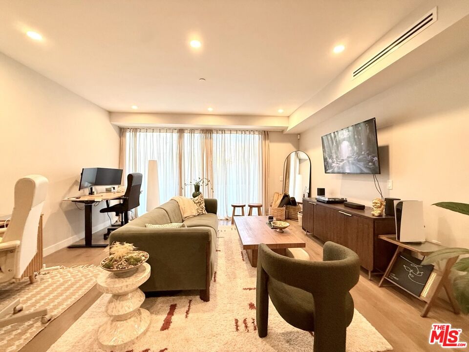 1017 N Croft Ave Unit: 105
