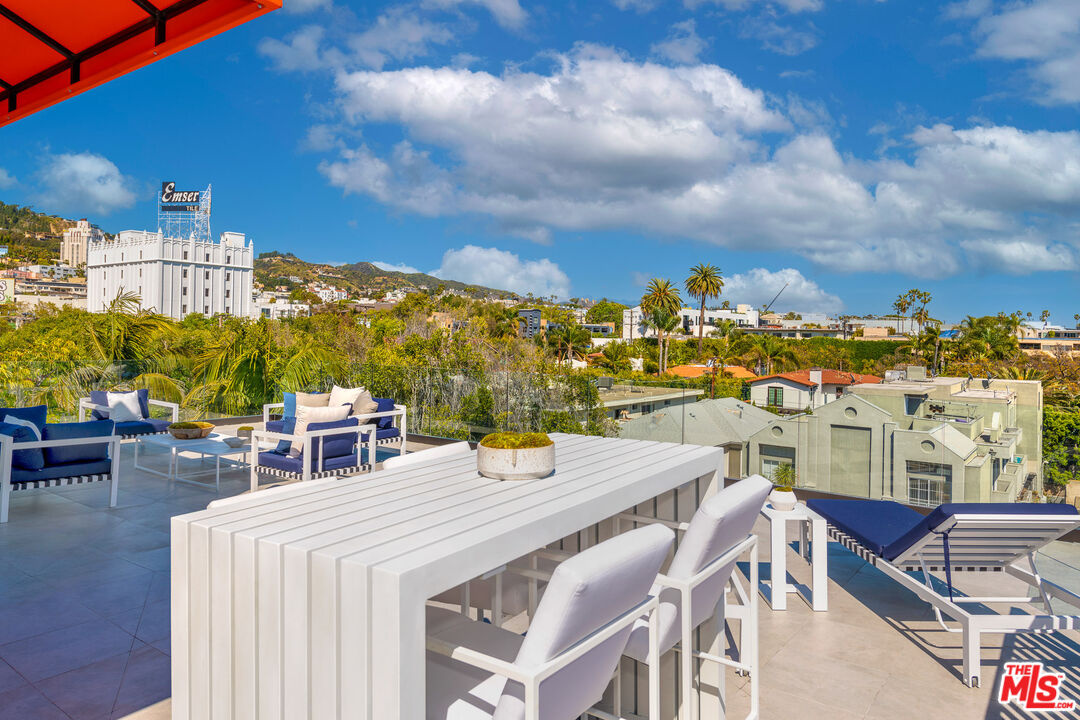 1017 N Croft Ave Unit: 105