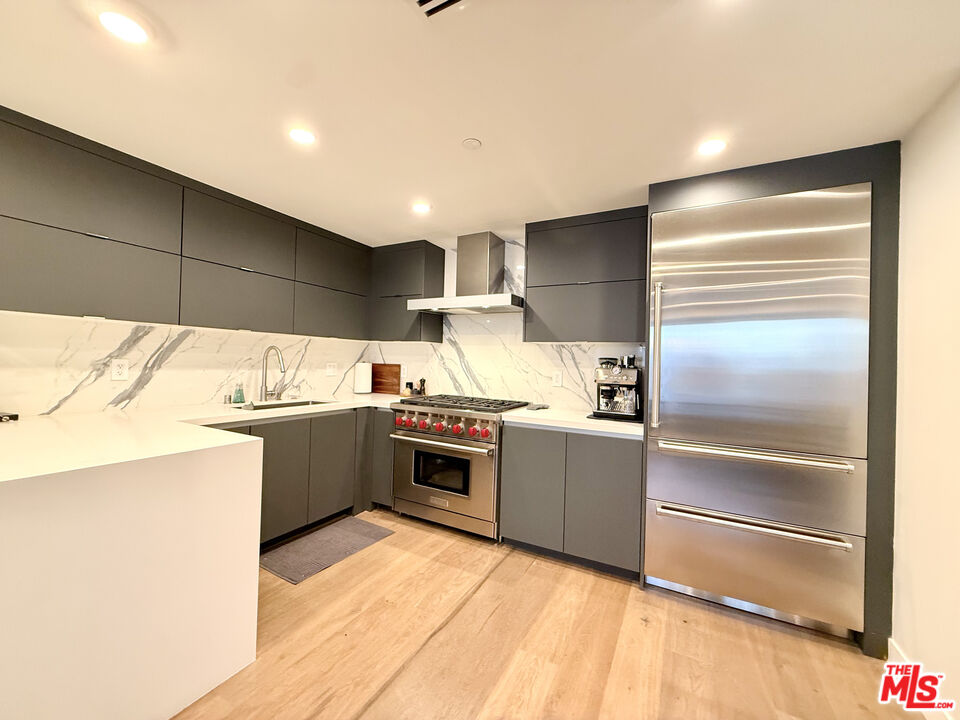 1017 N Croft Ave Unit: 105