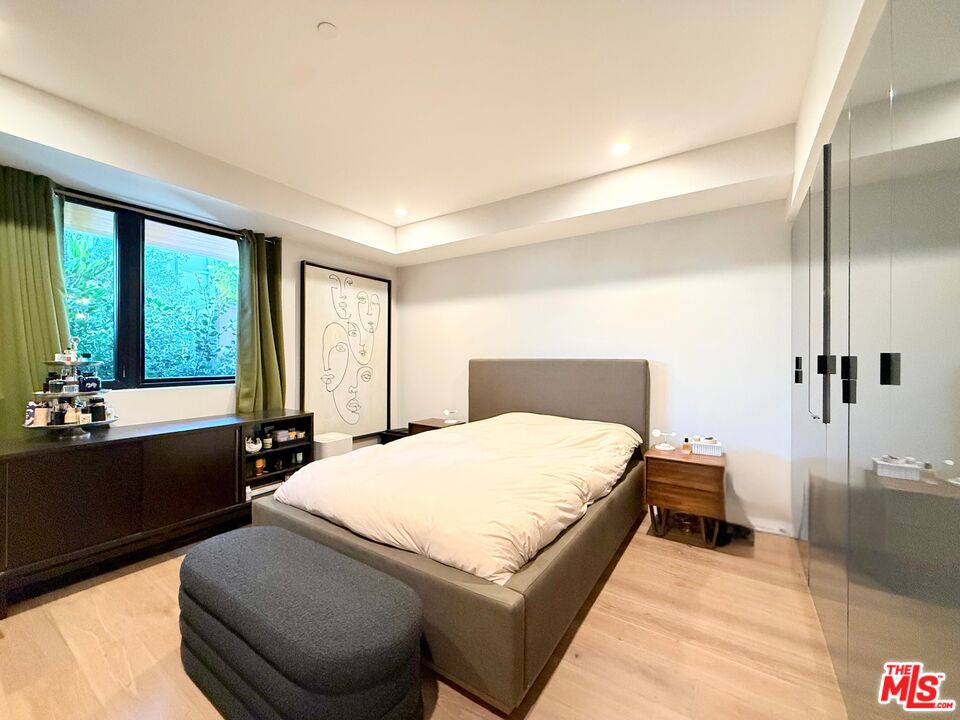 1017 N Croft Ave Unit: 105