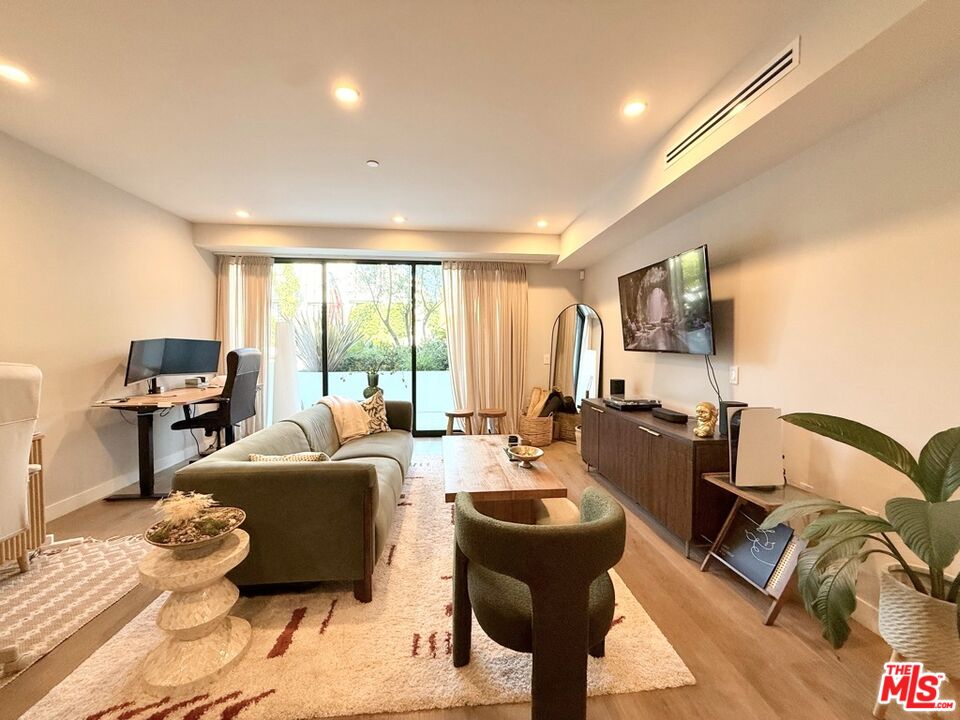 1017 N Croft Ave Unit: 105