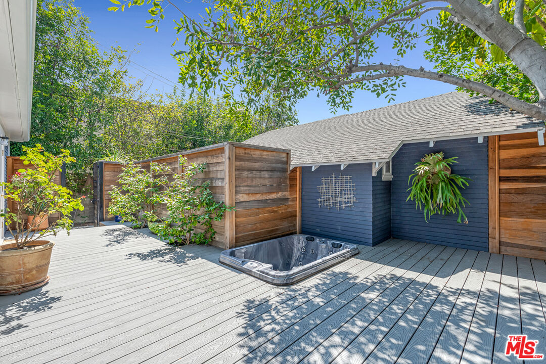 7024 De Longpre Ave