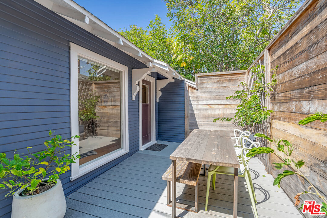 7024 De Longpre Ave