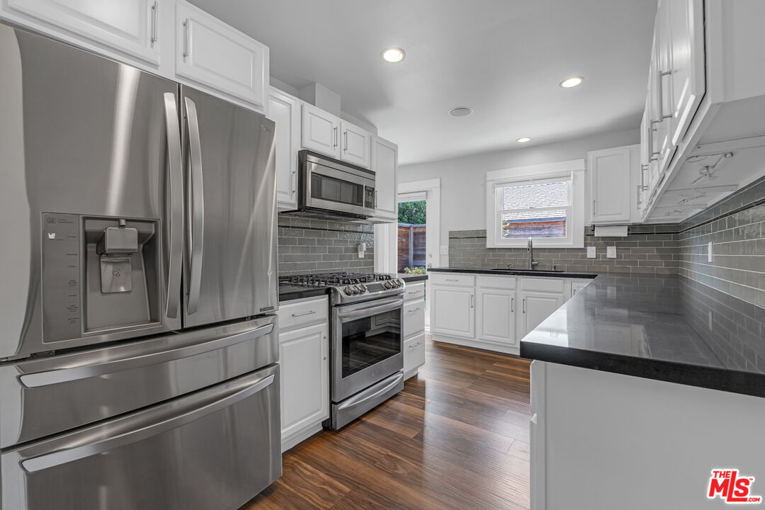 7024 De Longpre Ave