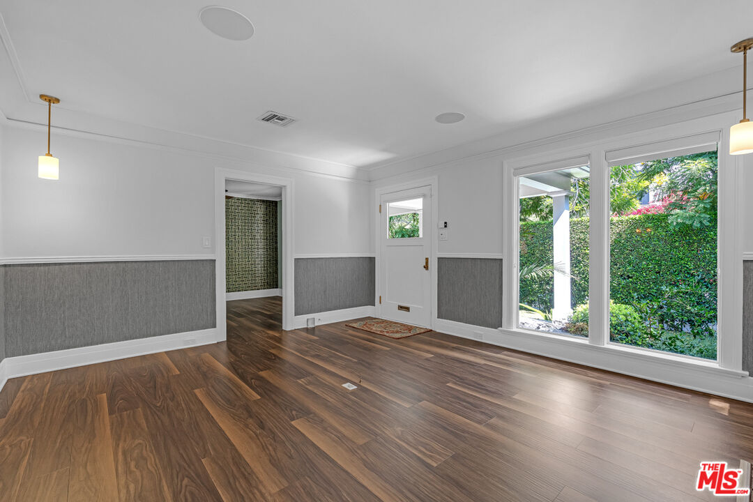 7024 De Longpre Ave