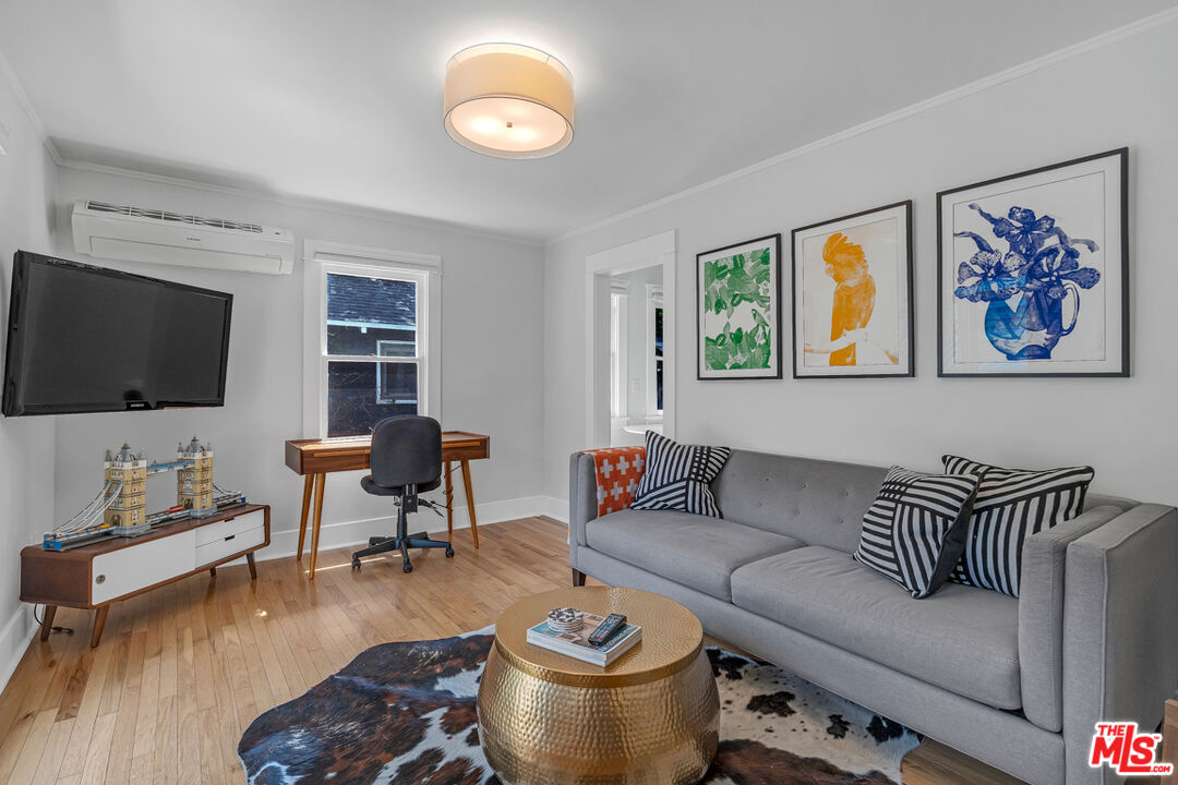 7024 De Longpre Ave