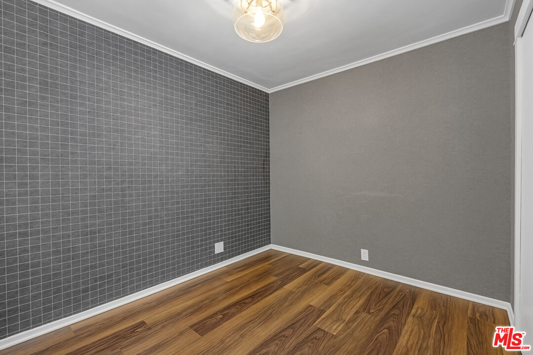 7024 De Longpre Ave
