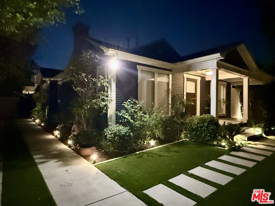 7024 De Longpre Ave