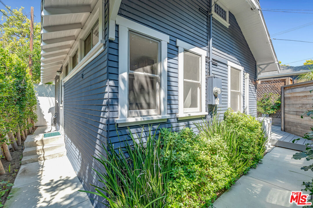 7024 De Longpre Ave