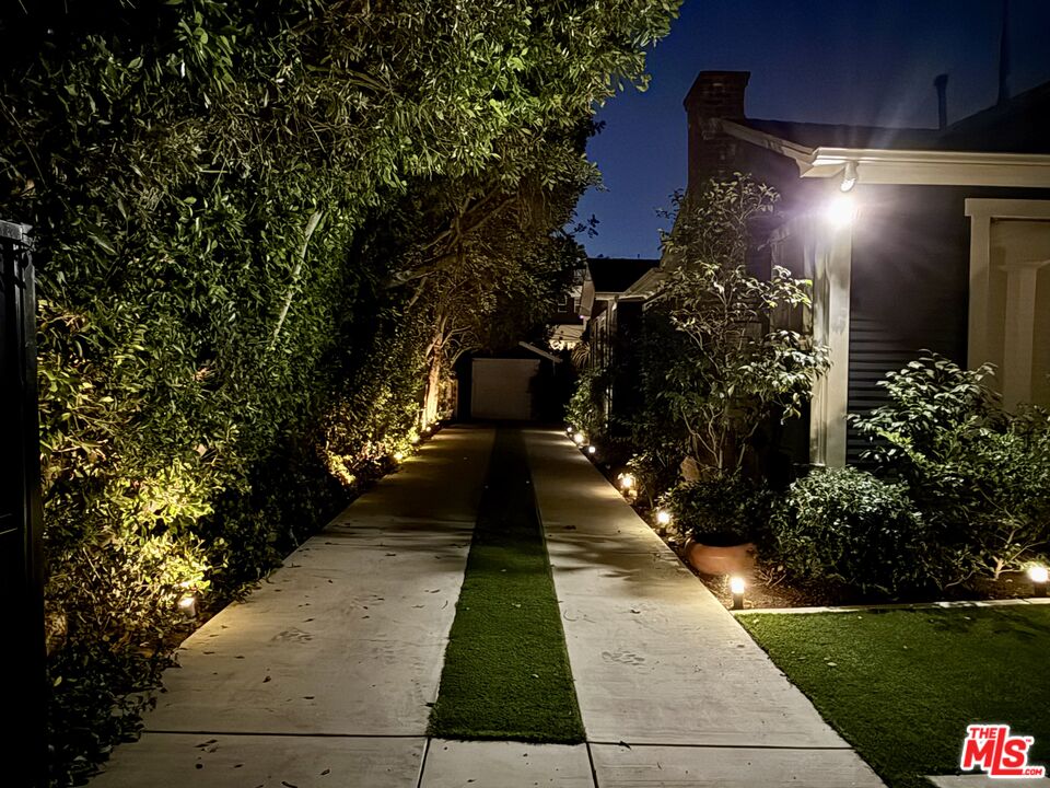 7024 De Longpre Ave