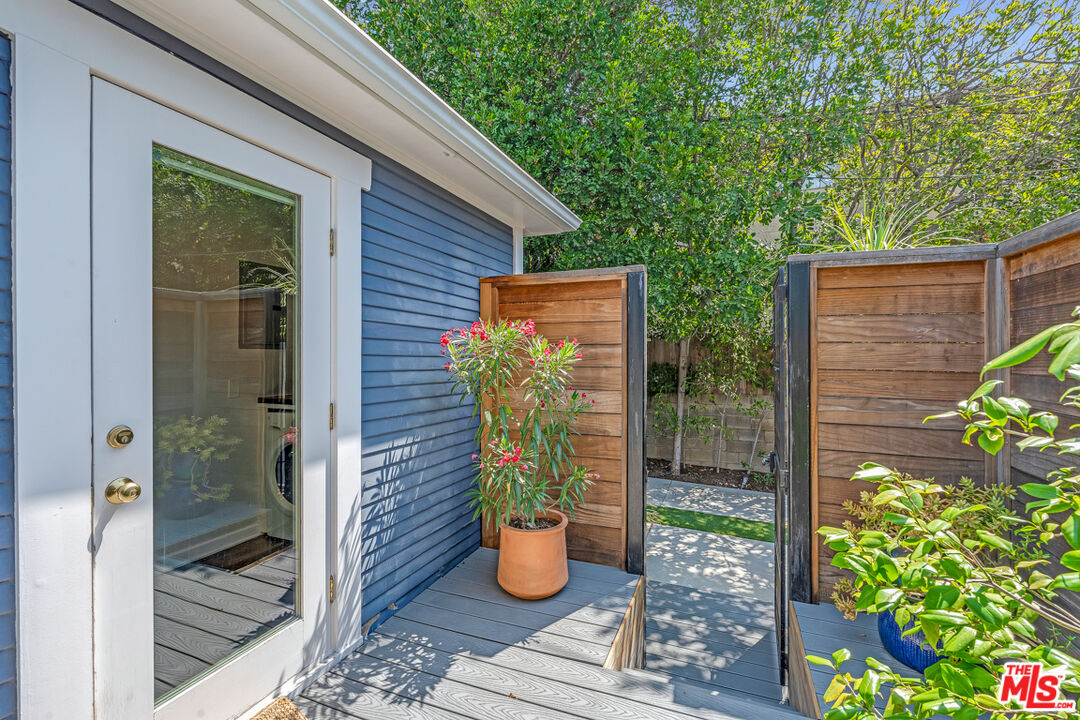 7024 De Longpre Ave