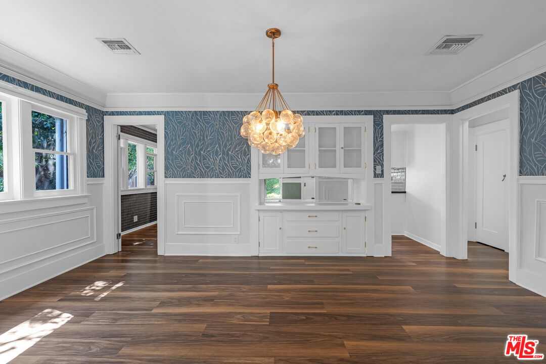 7024 De Longpre Ave
