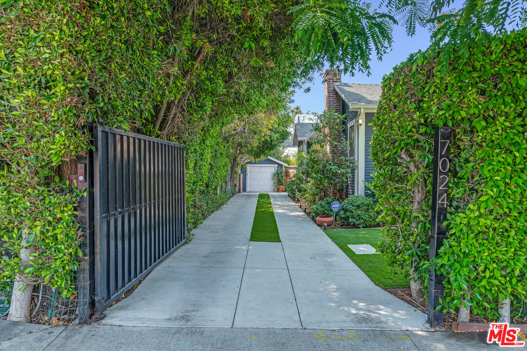 7024 De Longpre Ave
