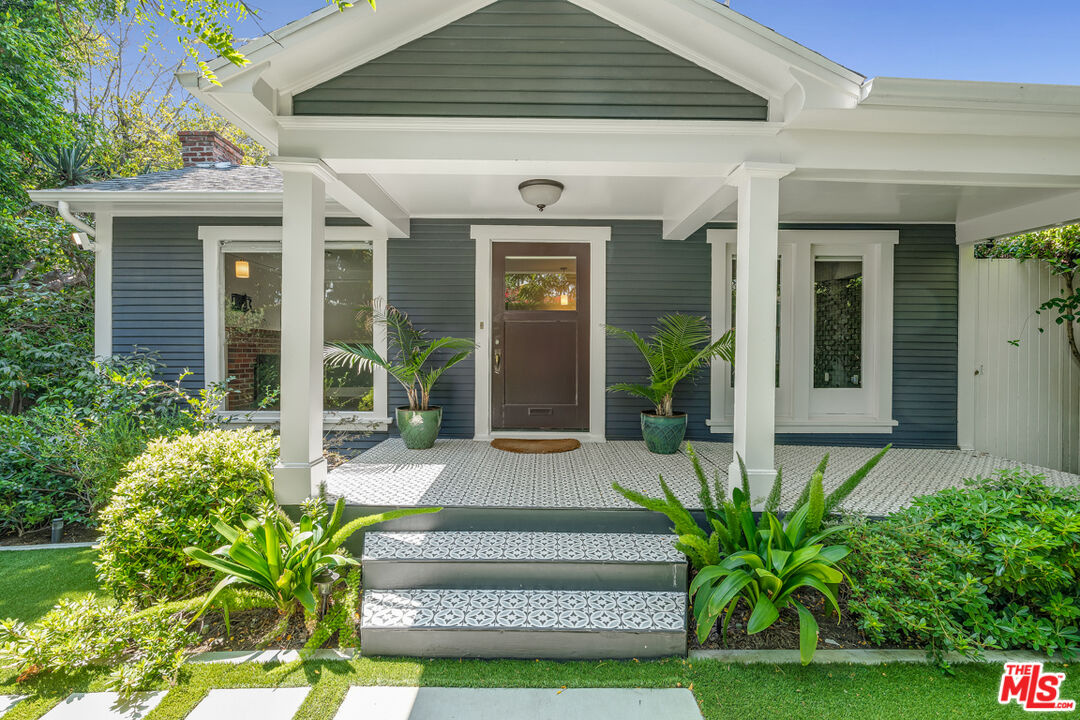 7024 De Longpre Ave