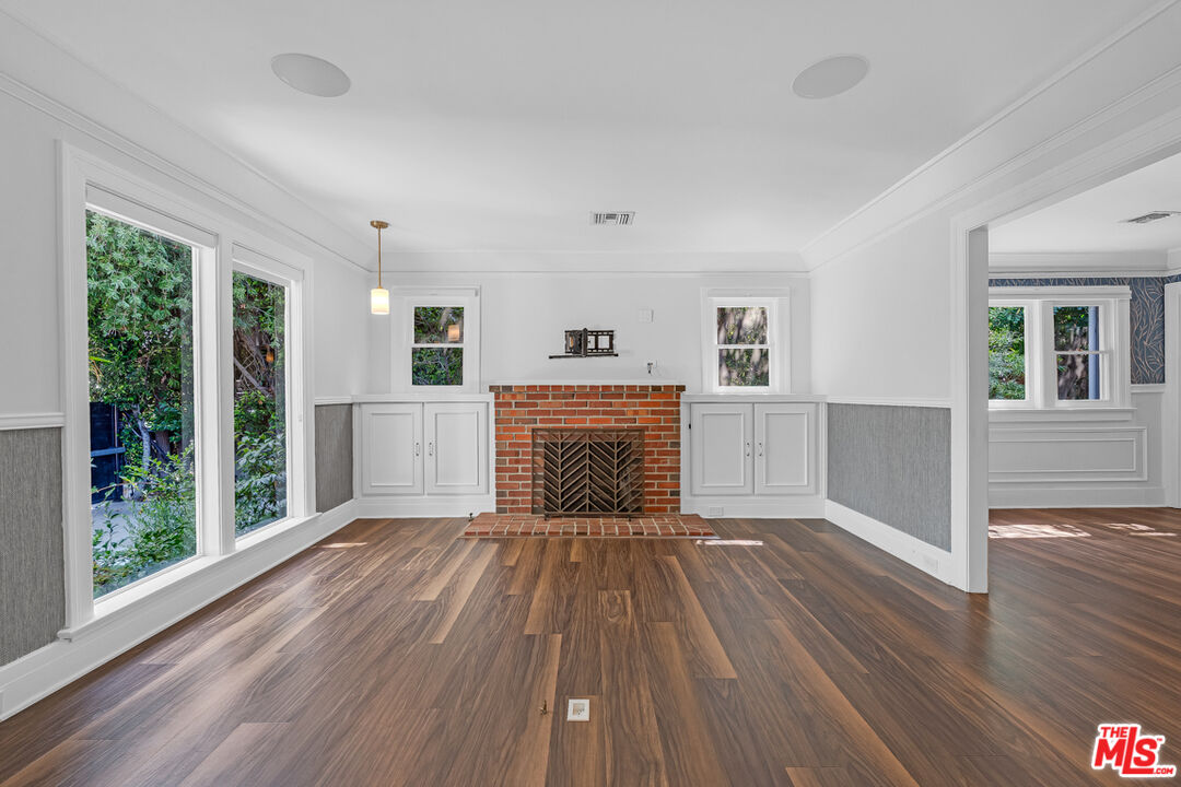 7024 De Longpre Ave
