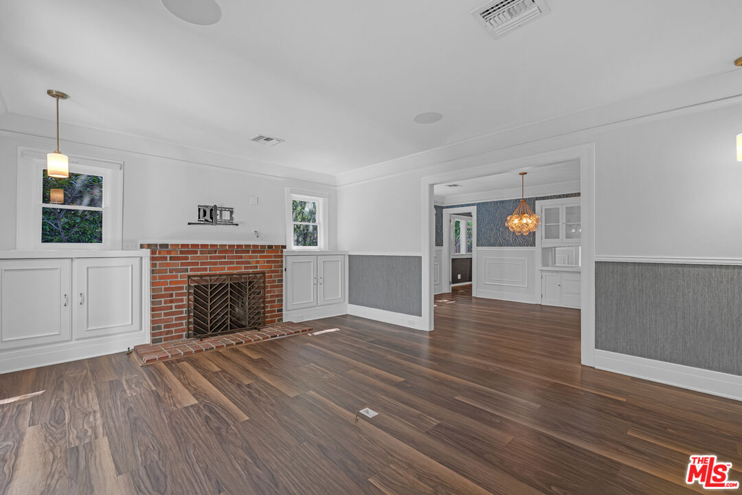 7024 De Longpre Ave