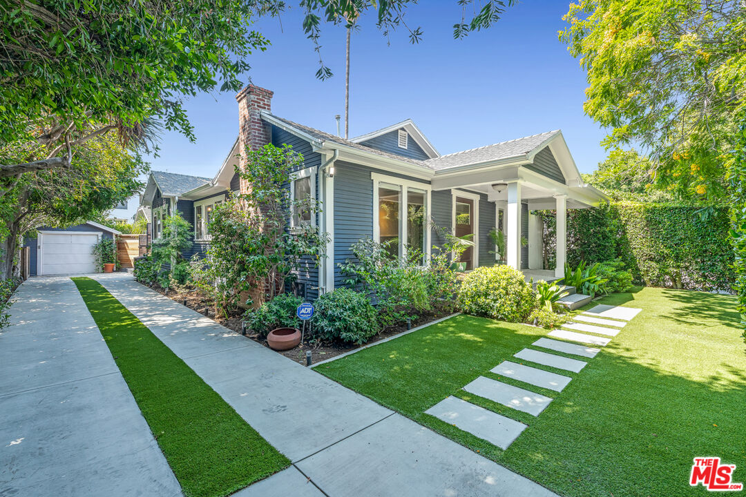 7024 De Longpre Ave