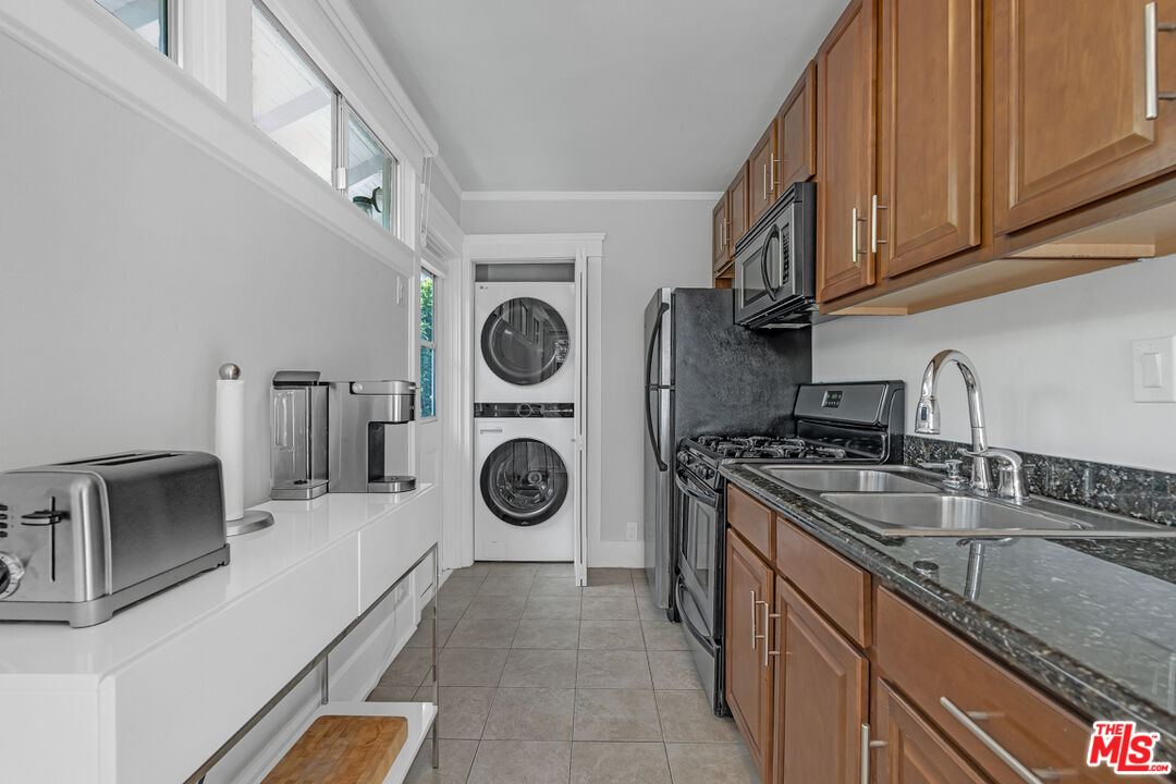 7024 De Longpre Ave