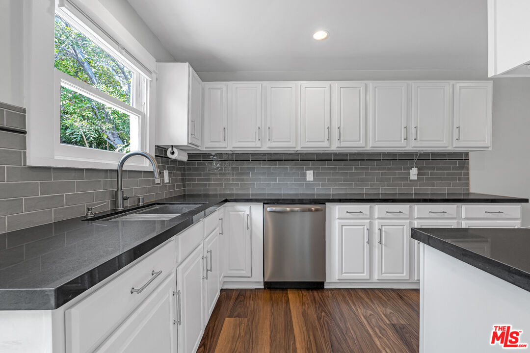 7024 De Longpre Ave