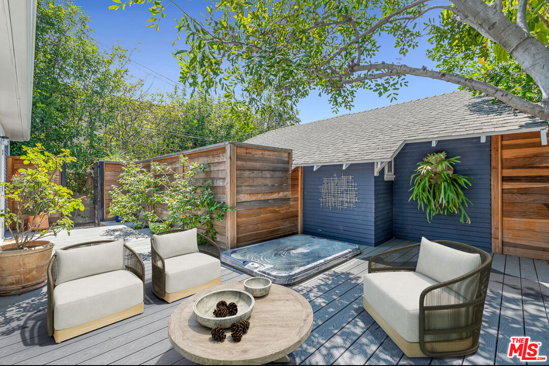 7024 De Longpre Ave
