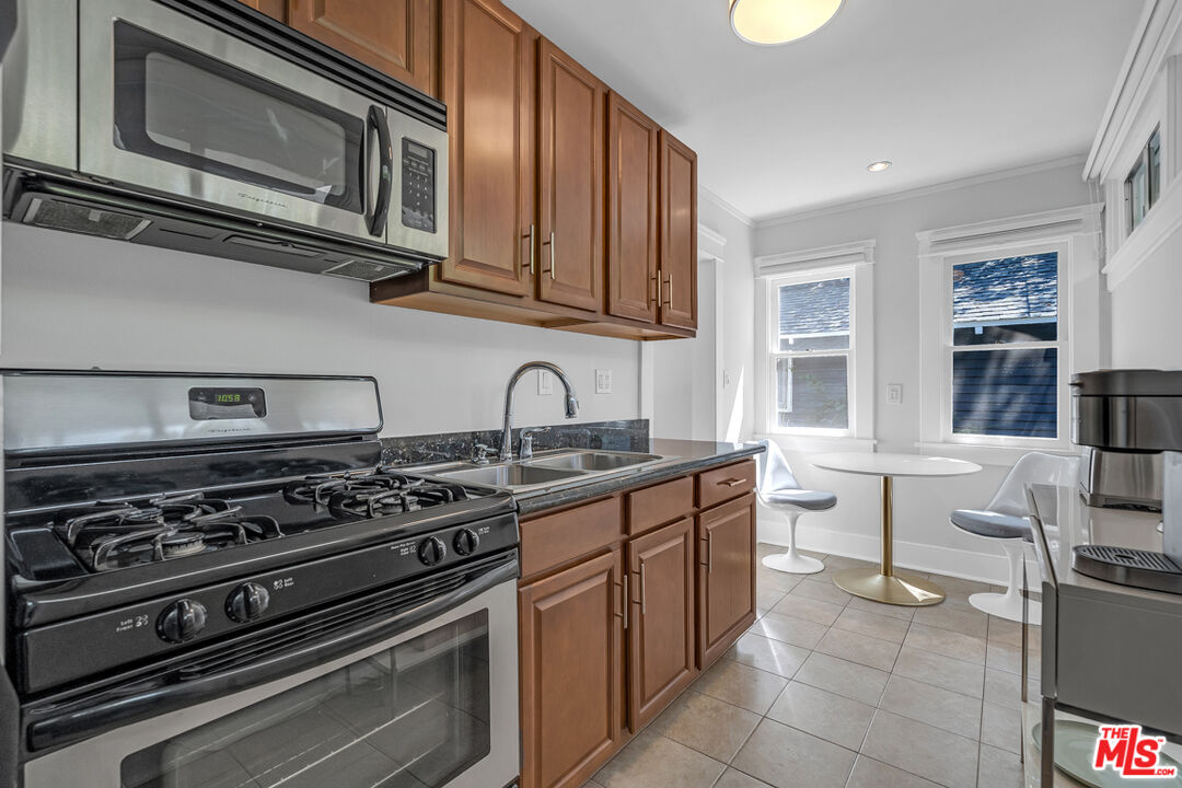7024 De Longpre Ave