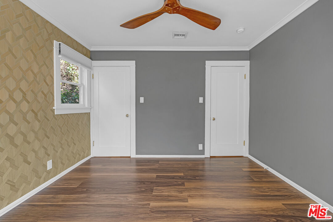 7024 De Longpre Ave