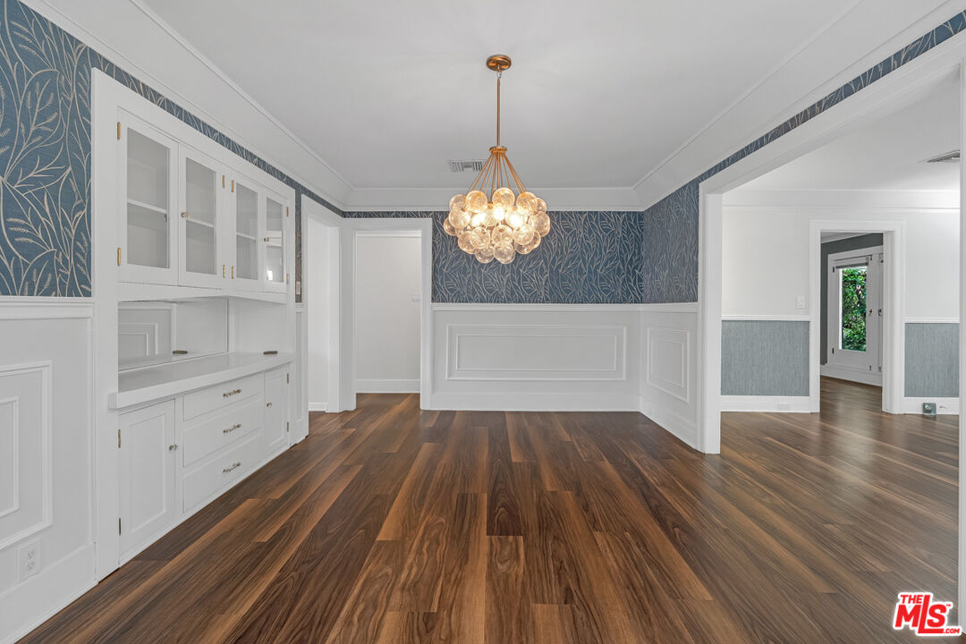 7024 De Longpre Ave