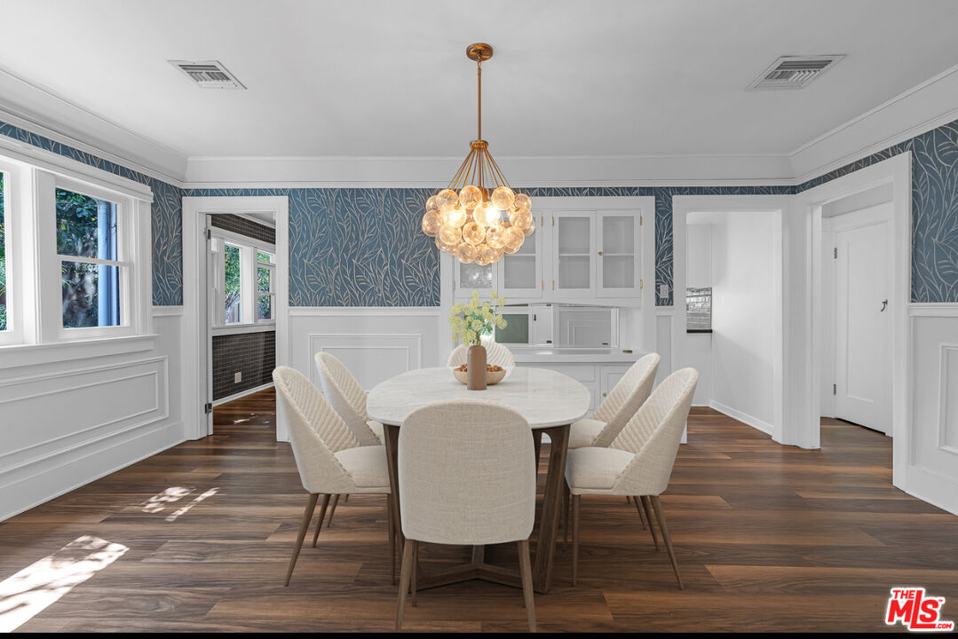 7024 De Longpre Ave