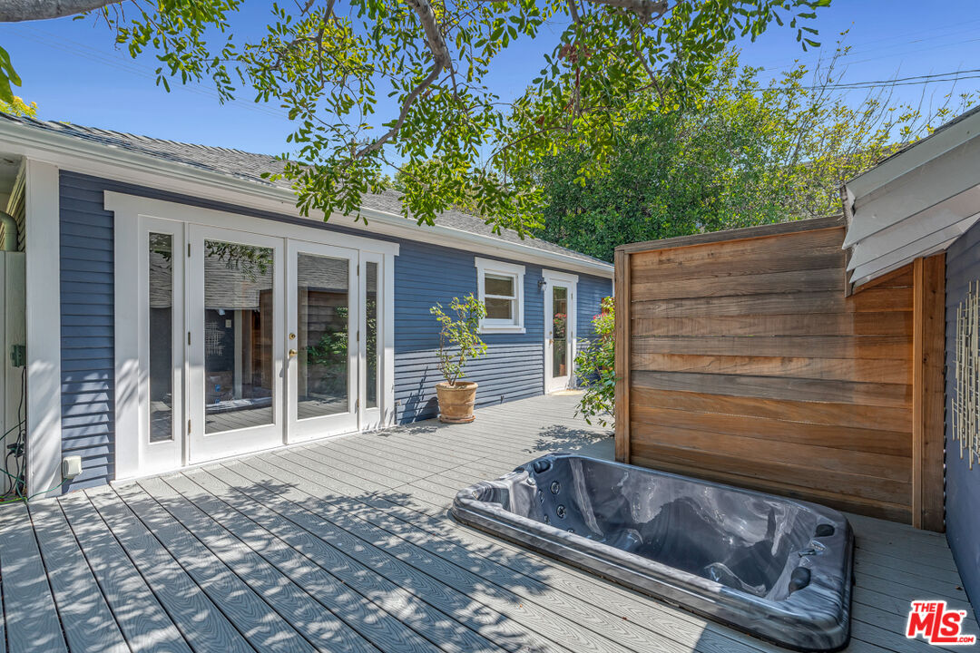 7024 De Longpre Ave