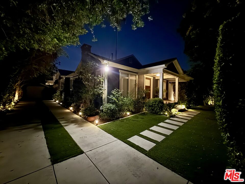 7024 De Longpre Ave