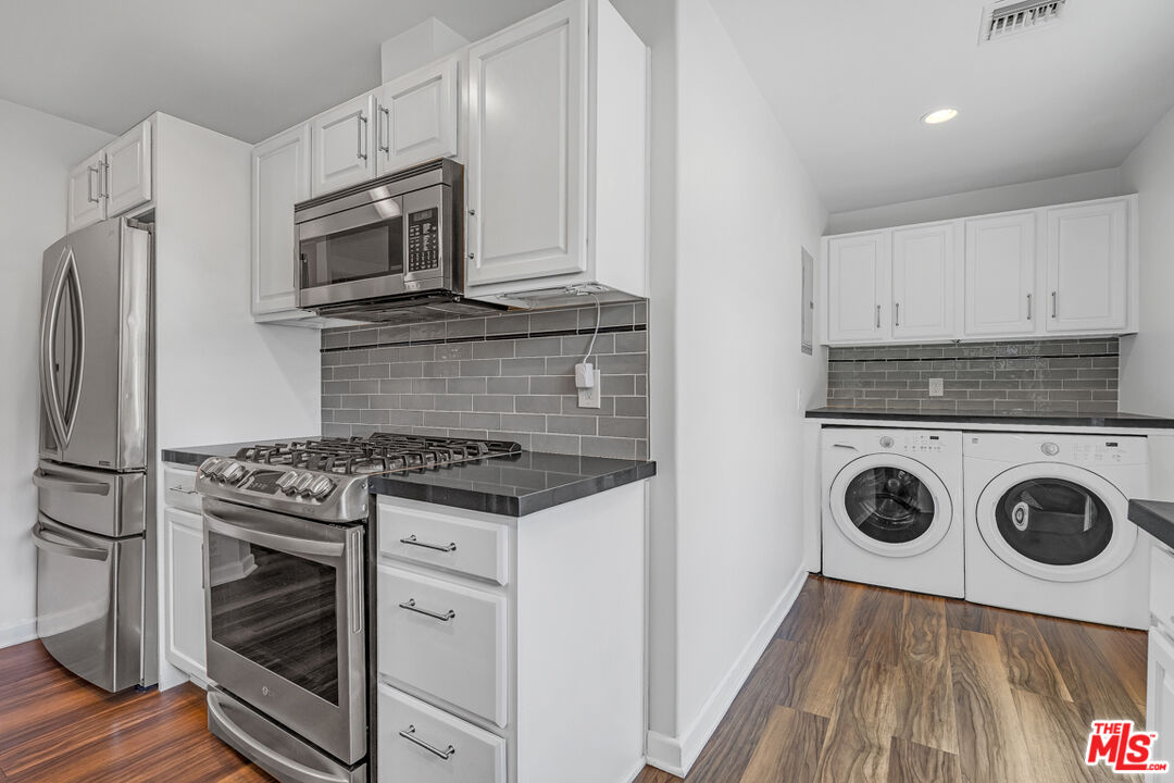 7024 De Longpre Ave