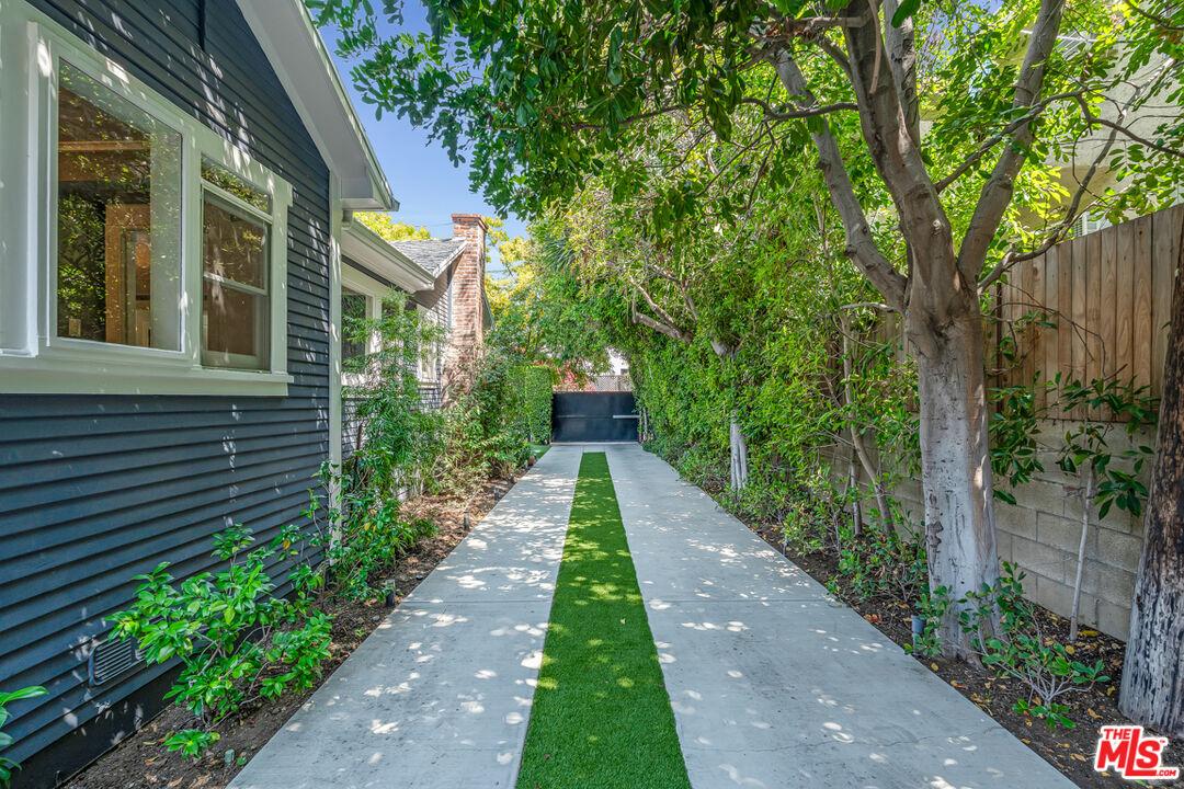 7024 De Longpre Ave