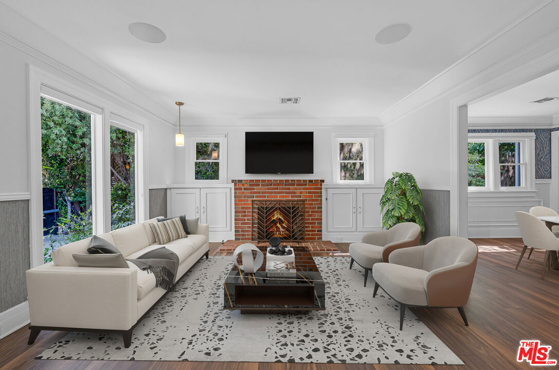 7024 De Longpre Ave