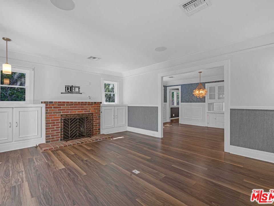 7024 De Longpre Ave
