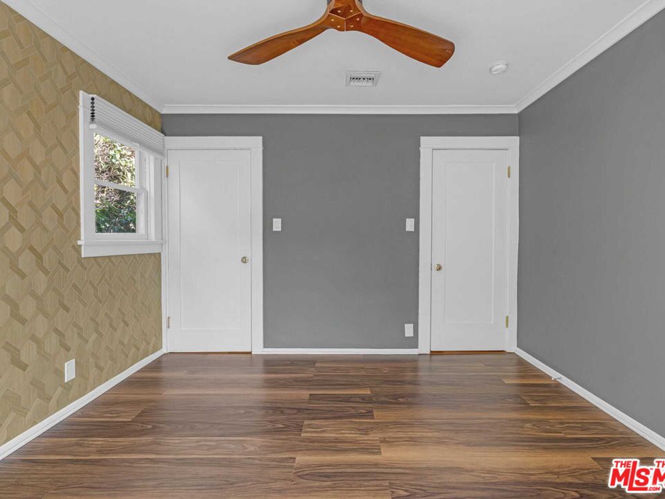7024 De Longpre Ave